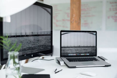 Henge Docks Horizontal Docking Station for the 15-inch MacBook Pro with Retina Display