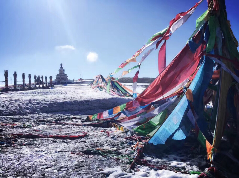 山顶的积雪终年不化，下车猛吸一口清冽纯净的空气。边上立有4120海拔的数字，大大的经幡随风舞动。