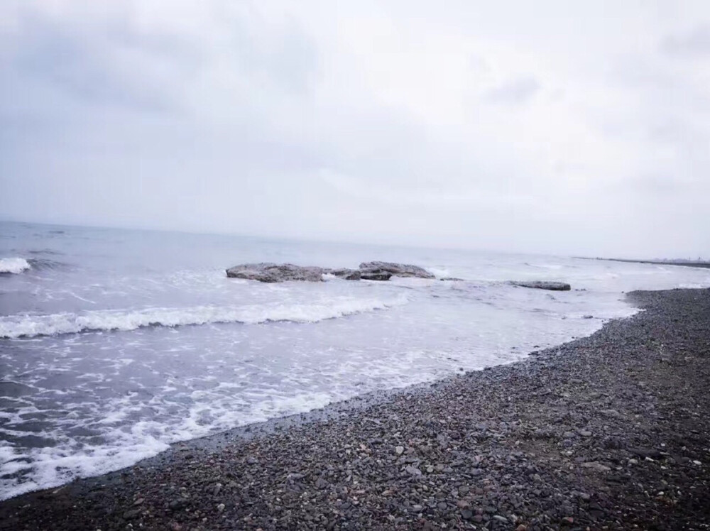 前几天天气都挺给力的，不曾想安排去青海湖得这天却杯具了。在阴雨绵绵下，青海湖幽怨成灰色。拍了照片不知道的还以为我在崇明岛呢。