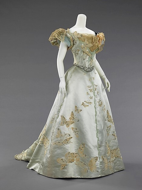 大名鼎鼎的法国House of Worth在1890~1900年代出品的一些礼服裙，非常大胆而巧妙又不失优雅的设计。这家最具盛名的高定时装店领导了十九世纪后半叶的西方时尚，是当时贵族品味的一个标杆。