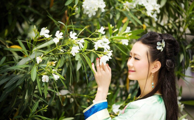 寂寞深闺.柔肠一寸愁千缕.惜春春去.几点催花雨.倚遍阑干.只是无情绪.人何处.连天衰草.望断归来路。