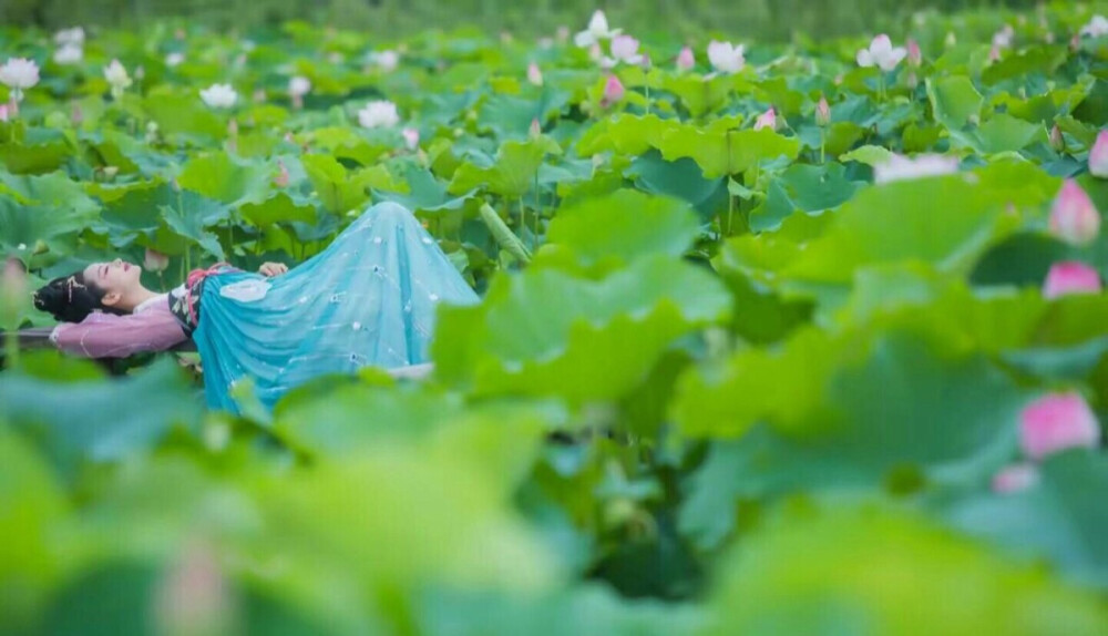 生活是什么？是一次次给你希望.又一次次让你绝望.一次次被折磨得精疲力尽.却又不得不做无力的挣扎！心底的悲伤无处诉说.茫然不知所措.也许生活中本就没有所谓的公平不公平.即使精疲力尽.即使无数次想放弃现实.可是现实就是现实让你进退两难.鼓起无数次的勇气描述无法释怀的心情也不过如此.哎！如果生活让你有精疲力尽的感觉.还要拿什么来应对.命运中好像总有什么和你开着玩笑.所以有些事别心事太重也不会太累.努力着相信风雨过后总会有彩虹.生活即使有一百个理由对不起你.也要有一百个理由微笑着面对.也许现在我能做的只能告诉自己一定要坚强一切都会变好的！