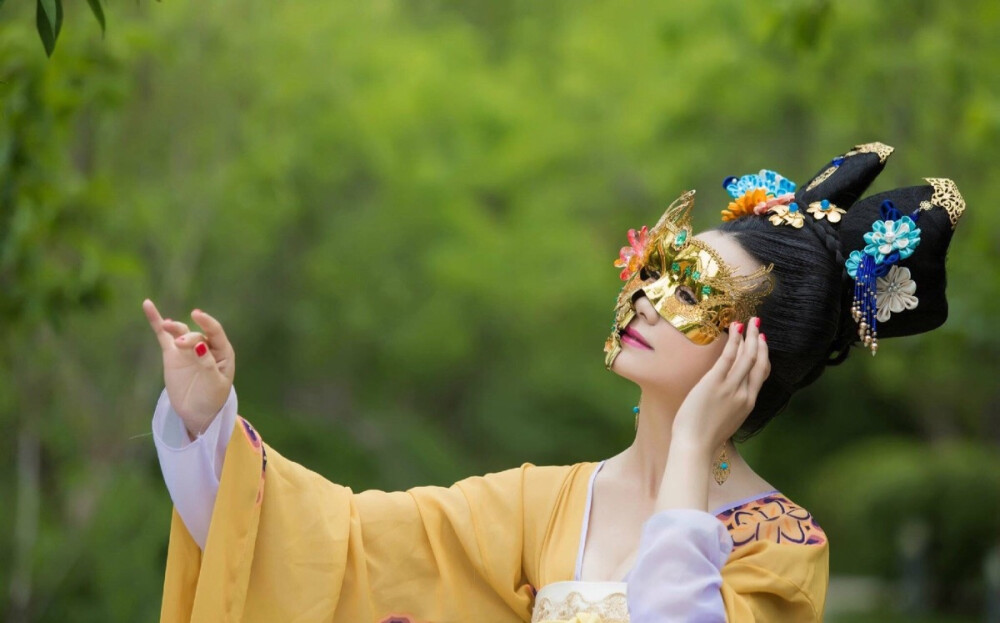 宝函钿雀金鸂鶒.沉香阁上吴山碧.杨柳又如丝.驿桥春雨时.画楼音信断.芳草江南岸.鸾镜与花枝.此情谁得知？