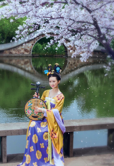 宝函钿雀金鸂鶒.沉香阁上吴山碧.杨柳又如丝.驿桥春雨时.画楼音信断.芳草江南岸.鸾镜与花枝.此情谁得知？