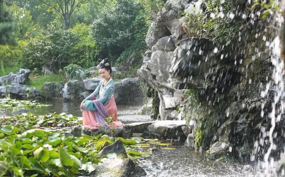 楝花飘砌.蔌蔌清香细.梅雨过、萍风起.情随湘水远.梦绕吴峰翠.琴书倦.鹧鸪唤起南窗睡.密意无人寄.幽恨凭谁洗.修竹畔.疏帘里.歌余尘拂扇.舞罢风掀袂.人散后.一钩淡月天如水