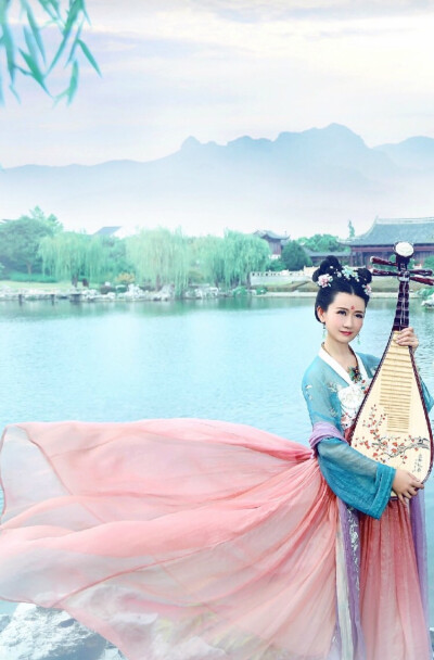 楝花飘砌.蔌蔌清香细.梅雨过、萍风起.情随湘水远.梦绕吴峰翠.琴书倦.鹧鸪唤起南窗睡.密意无人寄.幽恨凭谁洗.修竹畔.疏帘里.歌余尘拂扇.舞罢风掀袂.人散后.一钩淡月天如水