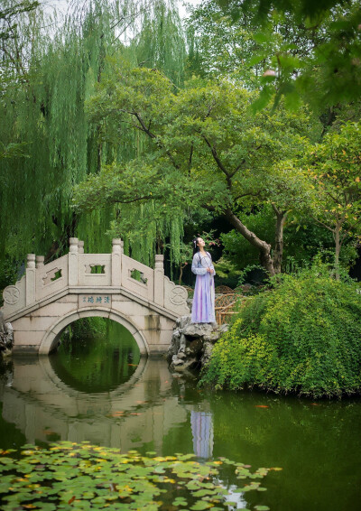 凌波不过横塘路.但目送、芳尘去.锦瑟华年谁与度？月桥花院.琐窗朱户.只有春知处。