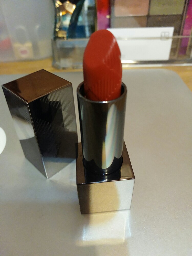 Burberry kisses系列113号 union red，同时入了这个色和109军绿色，更喜欢这个英国红，显得稳重又不乏温柔，适合日常上班