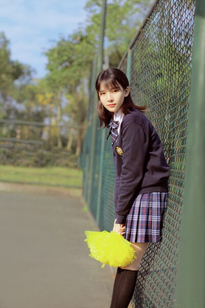 明天和意外.你永远不知道哪个会先来.但明天总会来.只是如果意外先来了.明天就不再是属于你的明天.它会是所有人的明天.单独不属于你 我们总以为明天很多很多.多的我们不必去在意它哪天会突然地消失.不必在意某天醒来…