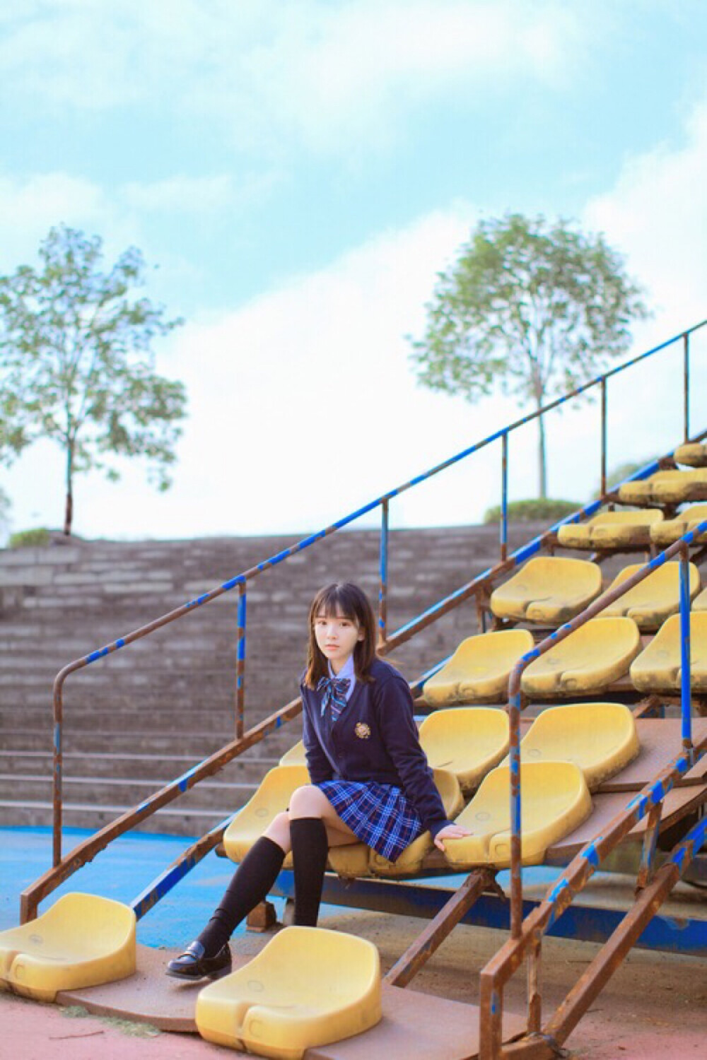 明天和意外.你永远不知道哪个会先来.但明天总会来.只是如果意外先来了.明天就不再是属于你的明天.它会是所有人的明天.单独不属于你 我们总以为明天很多很多.多的我们不必去在意它哪天会突然地消失.不必在意某天醒来它不再属于我们.所以、我们总是任意地挥霍.趾高气扬地忽视.可是、当明天变得稀罕.变得如干涸之源.你是否还一如既往地对待它？当噩运突然来敲门.你是勇敢面对还是懦弱地逃避？