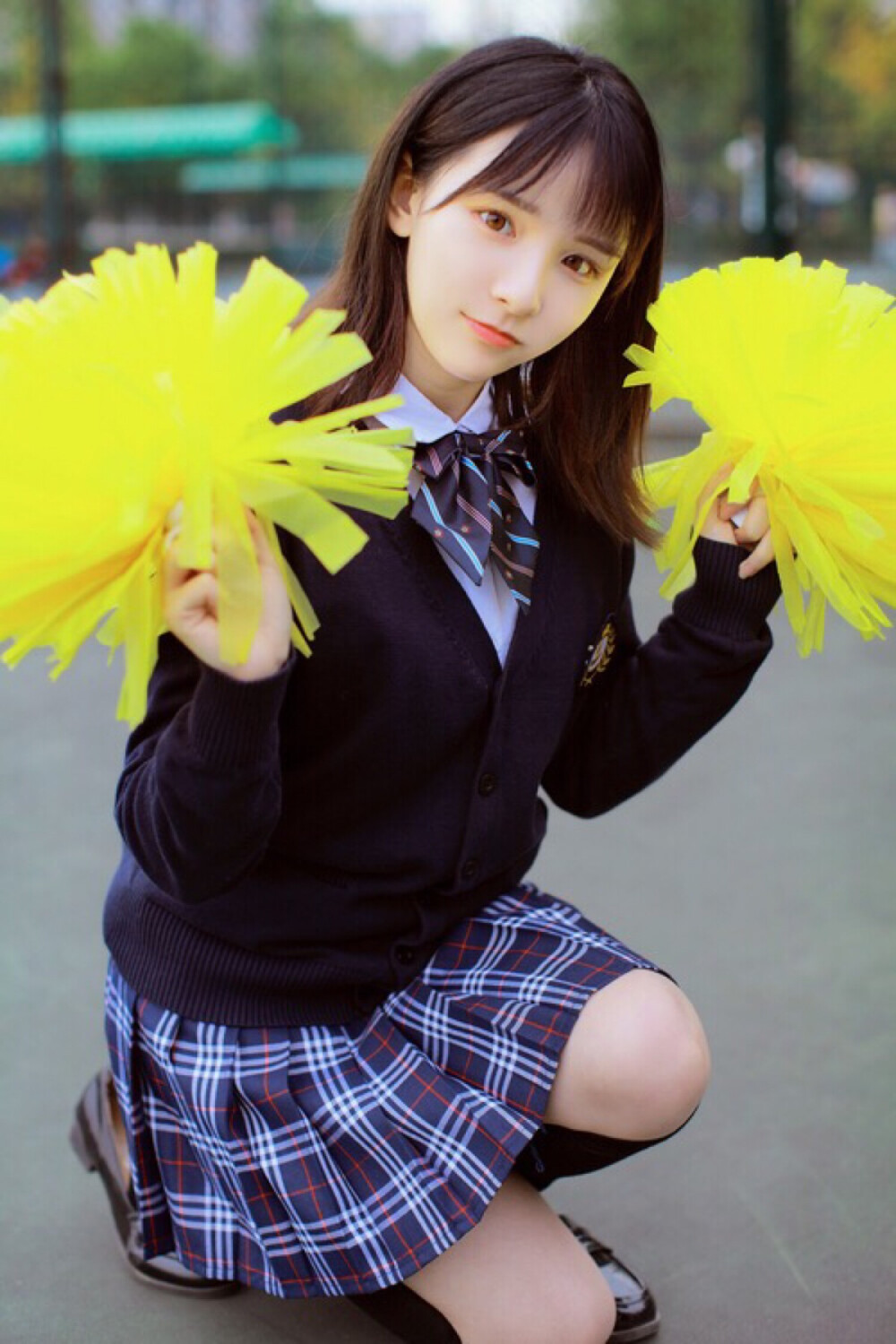 明天和意外.你永远不知道哪个会先来.但明天总会来.只是如果意外先来了.明天就不再是属于你的明天.它会是所有人的明天.单独不属于你 我们总以为明天很多很多.多的我们不必去在意它哪天会突然地消失.不必在意某天醒来它不再属于我们.所以、我们总是任意地挥霍.趾高气扬地忽视.可是、当明天变得稀罕.变得如干涸之源.你是否还一如既往地对待它？当噩运突然来敲门.你是勇敢面对还是懦弱地逃避？