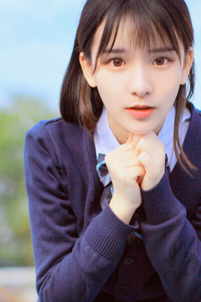 明天和意外.你永远不知道哪个会先来.但明天总会来.只是如果意外先来了.明天就不再是属于你的明天.它会是所有人的明天.单独不属于你 我们总以为明天很多很多.多的我们不必去在意它哪天会突然地消失.不必在意某天醒来…