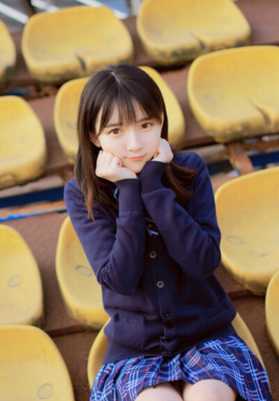 明天和意外.你永远不知道哪个会先来.但明天总会来.只是如果意外先来了.明天就不再是属于你的明天.它会是所有人的明天.单独不属于你 我们总以为明天很多很多.多的我们不必去在意它哪天会突然地消失.不必在意某天醒来…