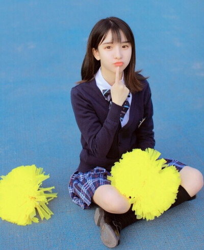 明天和意外.你永远不知道哪个会先来.但明天总会来.只是如果意外先来了.明天就不再是属于你的明天.它会是所有人的明天.单独不属于你 我们总以为明天很多很多.多的我们不必去在意它哪天会突然地消失.不必在意某天醒来…