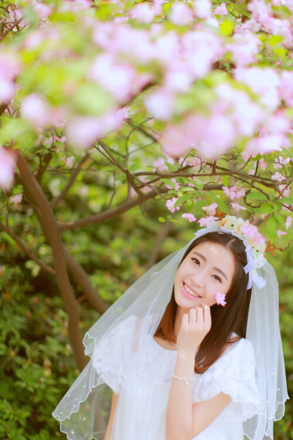 世上只有該結(jié)婚的感情.沒(méi)有該結(jié)婚的年齡.希望你無(wú)論多晚.都能嫁給愛(ài)情.希望最后.你的愛(ài)情是兩情相悅。