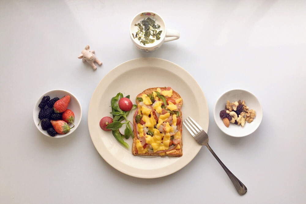 我给老婆做的第7道早餐：
吐司小披萨
牛奶海带片
草莓加蓝莓
混合坚果