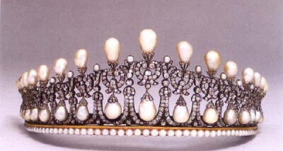 “剑桥情人结”冠冕（Cambridge Lover‘s Knot Tiara）