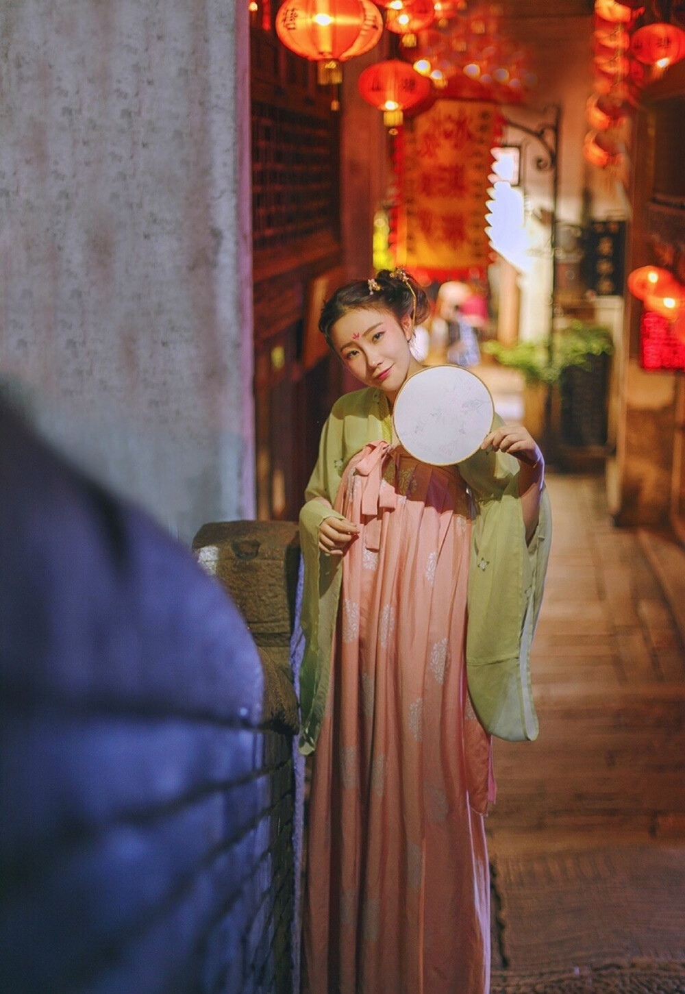 那种聊天时候能接住你每一个梗并且机智反弹.永不冷场的人.这一辈子你也不会遇见太多.所以一定要好好珍惜啊.人生最难就是有这么一个人.你愿意跟他呈现你的有趣.他也愿意跟你呈现他的有趣.而且你们一直有说不完的话。