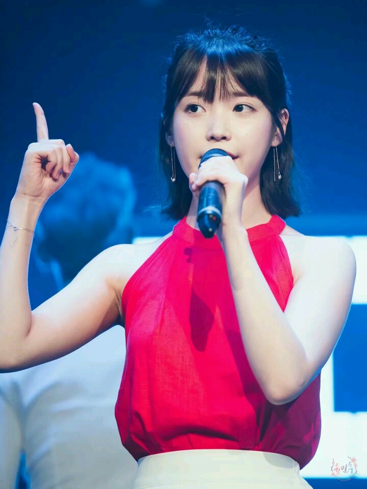 170714 IU Sudden Attack公演 [em]e400624[/em]