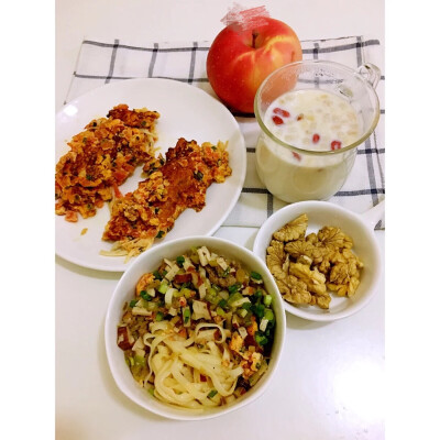 葱花哨子面+海鲜菇鸡蛋煎饼+核桃+苹果+豆浆麦片