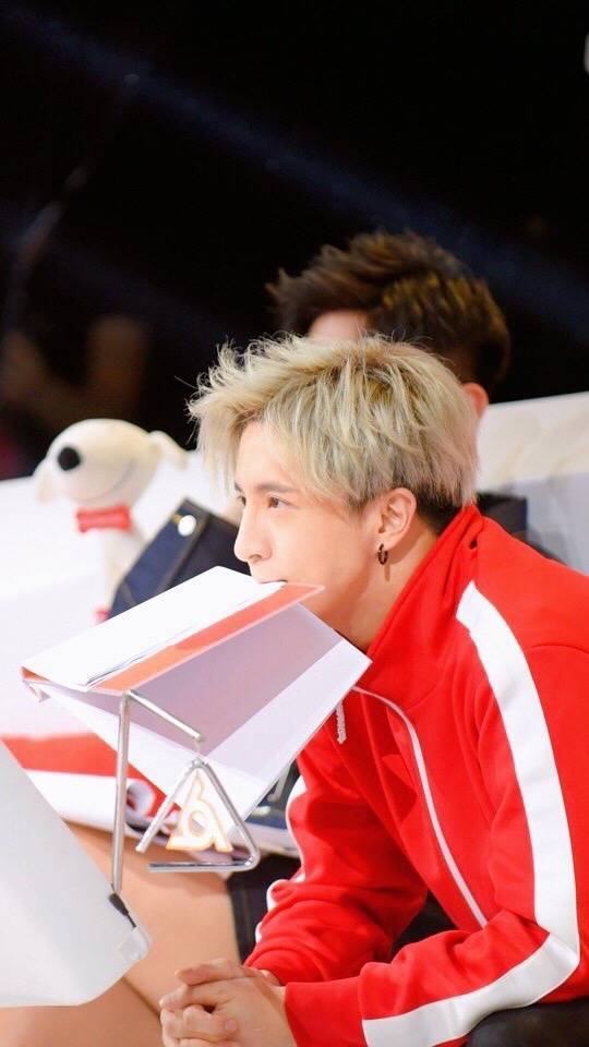 嗯...手机相册空了...#我们的少年时代# 播出就在明晚...大家记得看呀ps侵删#薛之谦##薛之谦无水印壁纸#壁纸12 ​​​​