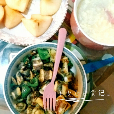 ❤美少女日食记❤
久违的一餐（很久没有做饭了，也很久不吃青椒了…啊不，是根本不吃青椒的…）
青椒鸡蛋炒馒头️＋面汤＋苹果
馒头浸在鸡蛋里炒了，感觉…