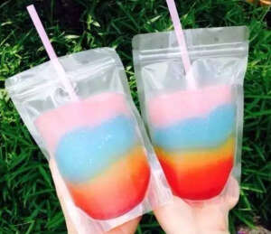 奶油色：8个冰块、1个冻香蕉、1杯酸奶、1杯半橘子汁；
黄层：1杯冰沙粉、1/2杯芒果块、1/2杯橘子汁；
橘色层：1杯冰沙粉、1/2杯切块的胡萝卜快、1/2杯橘子汁；
桃粉色层：1杯冰沙粉、3/4杯冻树莓、1/2杯橘子汁；
艳红色层：4个冰块、1/2杯冻树莓、1/2杯冻香蕉、1杯橘子汁；
紫色层：1杯蓝莓、1杯橘子汁。

做法：导入最底层，冰冻10分钟，将其他层的材料搅拌后依次倒入、冷冻10分钟，按此步骤重复