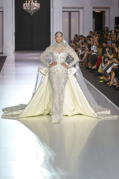 英国著名婚纱礼服高定品牌 Ralph & Russo 于巴黎高定时装周发布2017秋冬高级定制 本季设计师带来拥有女神气质的优雅大气设计，金属感材质与羽毛流苏水晶等元素混合在一起，为经典款式的套装、礼服裙增添摩登奢华的气…