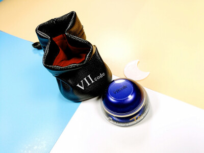 #活氧进行势#最近晚上睡前多喝点水，第二天起来眼皮就会水肿、严重的时候偶尔还会变成内双。
眼霜我最近在用@VIICODE t2 O3.0 氧眼霜，强烈推荐~
质地的触感是乳霜质感，但是涂抹在眼部肌肤时有种慕斯融化般的感觉~
…