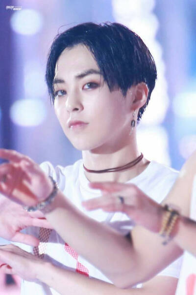 Xiumin 金珉锡 김민석 EXO
cr.logo