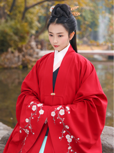 阶露团朝菌，庭烟敛夕棔。
秋湍泻石髓，风叶聚云根。