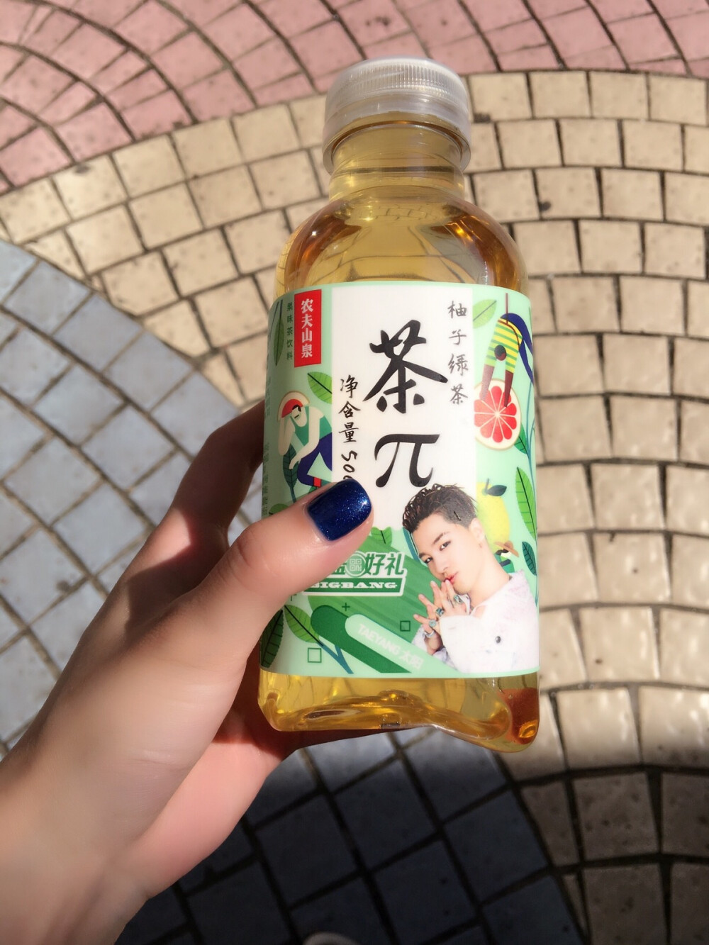 农夫山泉茶兀柚子绿茶味，味道谈不上有什么特别，胜在包装纸上了吧