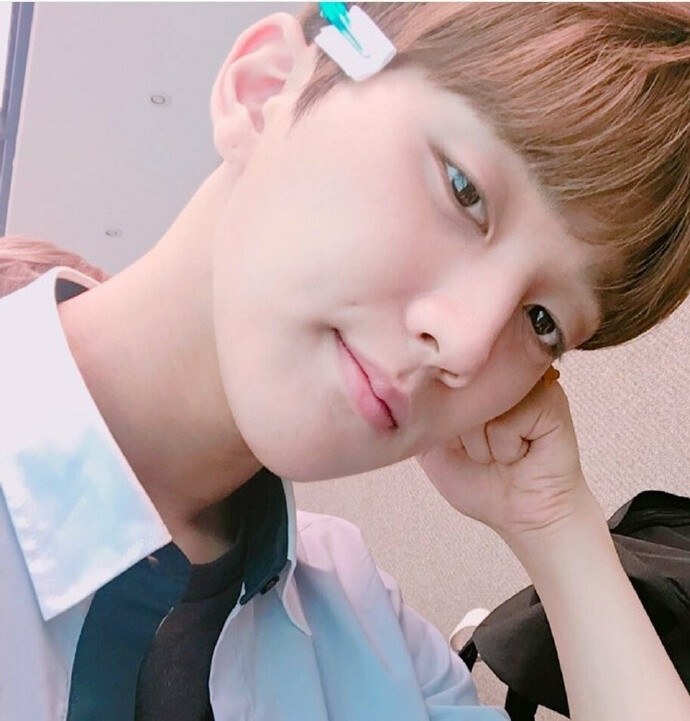 goldenchild# 170716 官方ins更新一则#洪周灿# 自拍的小哥哥