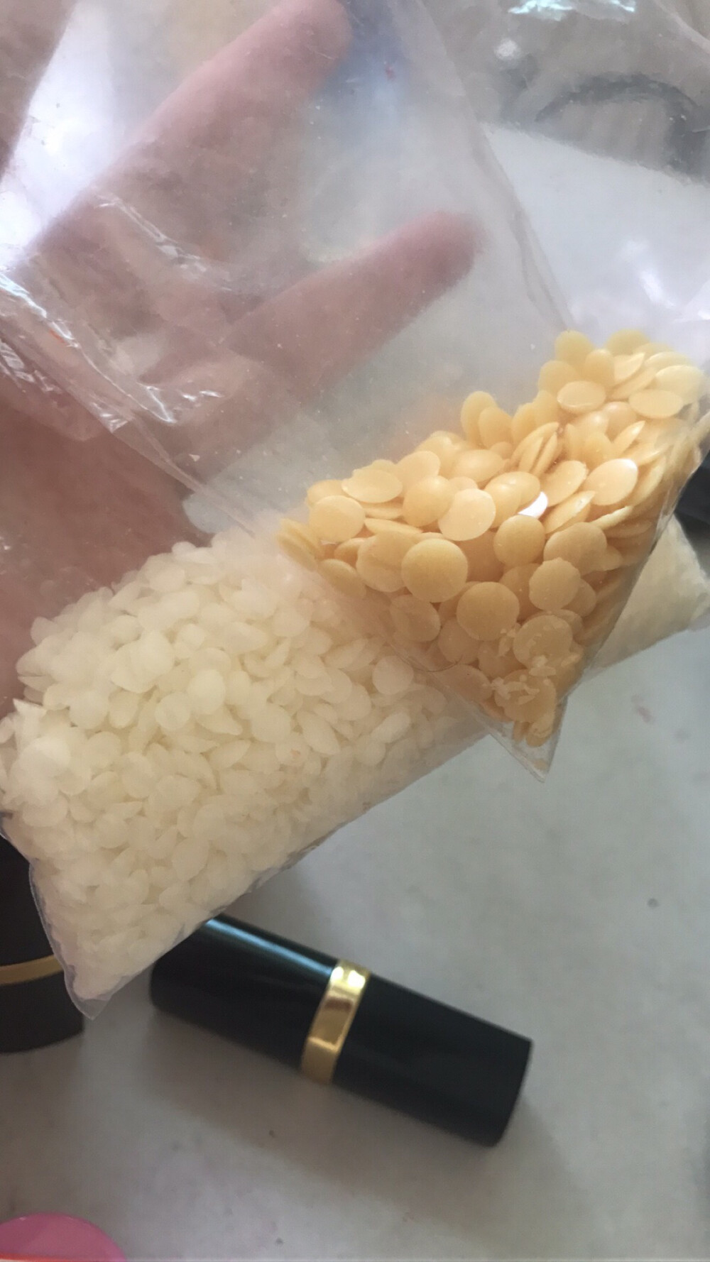 加入2.8克白蜂蜡，跟1克黄蜂蜡，放酒精灯上，边加热边搅拌，直到所有蜂蜡融化为止