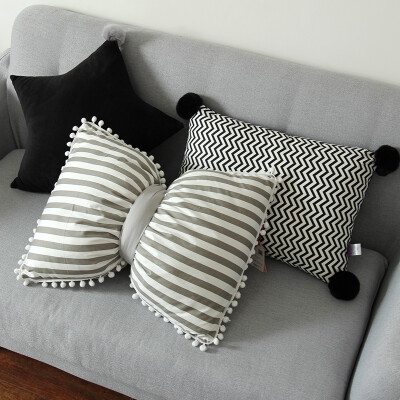 软糖佳嘉 北欧INS沙发抱枕靠垫长条枕 可爱毛球 现代简约黑白全棉