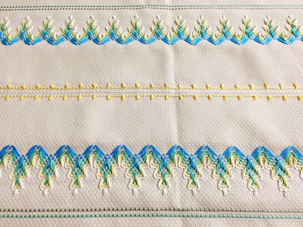 刚开始手法不太习惯，但绣好感觉还蛮好看的，接下来就是把它做成抱枕啦