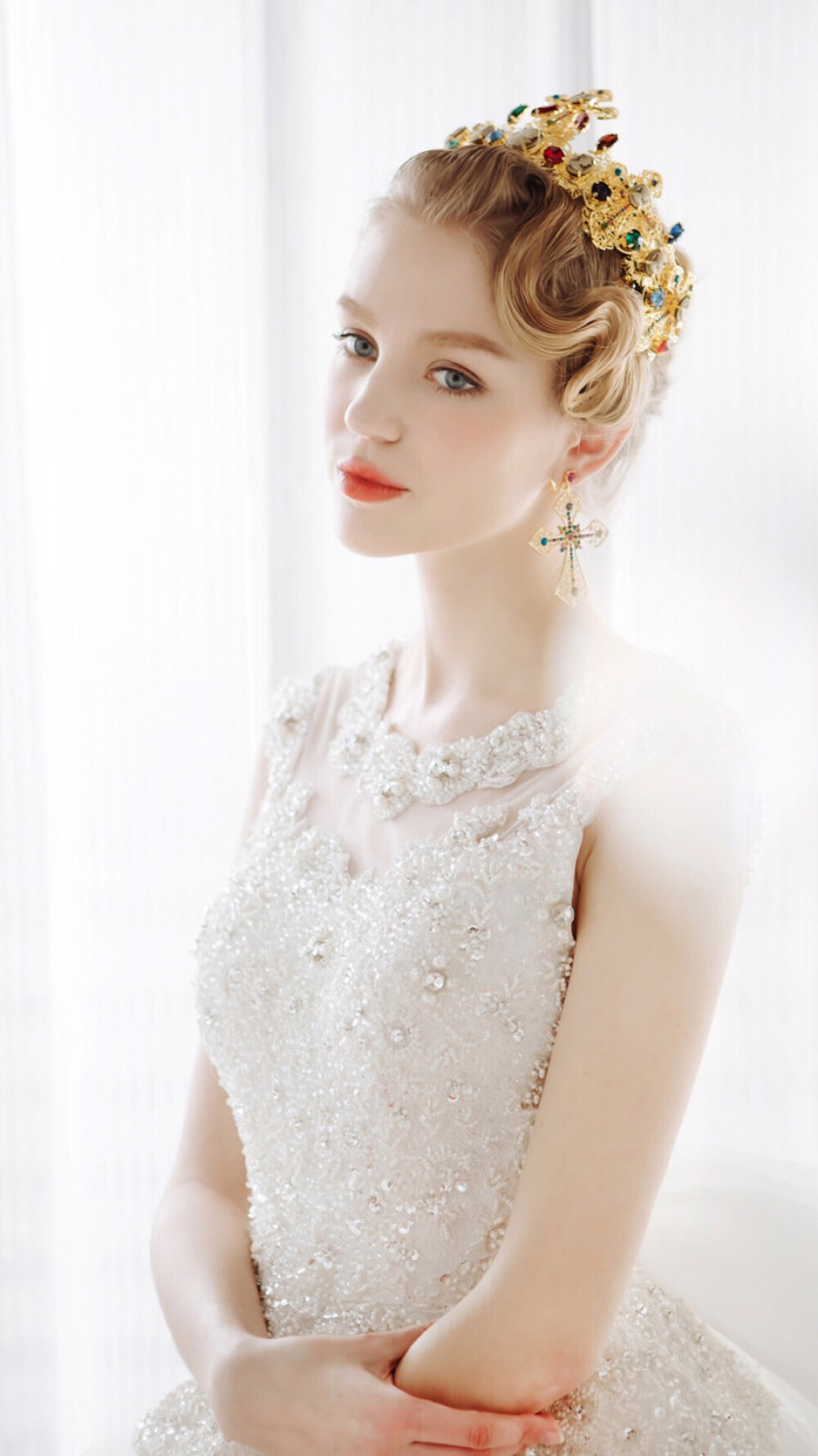 女王 女神 王冠 白色婚纱礼服 复古宫廷巴洛克 女生头像 唯美精灵 红唇白雪