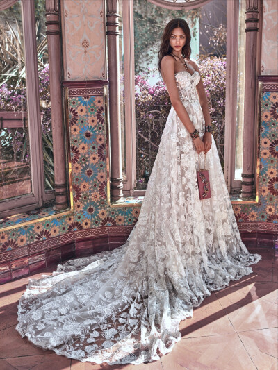 Galia Lahav2018春夏高定婚纱Victorian Affinity
成都婚礼甜品台制作，成都甜品培训，镜面蛋糕培训，婚礼甜品创业课程