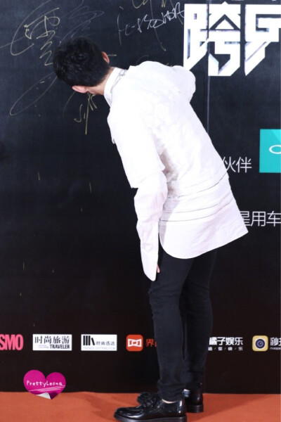 吴磊 网易娱乐跨界盛典 来自微博：@Pretty_Leona