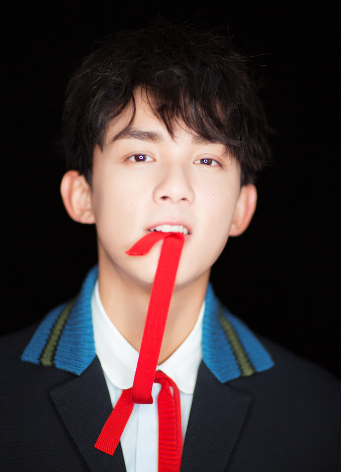 吴磊 网易娱乐跨界盛典 来自微博：@吴磊工作室