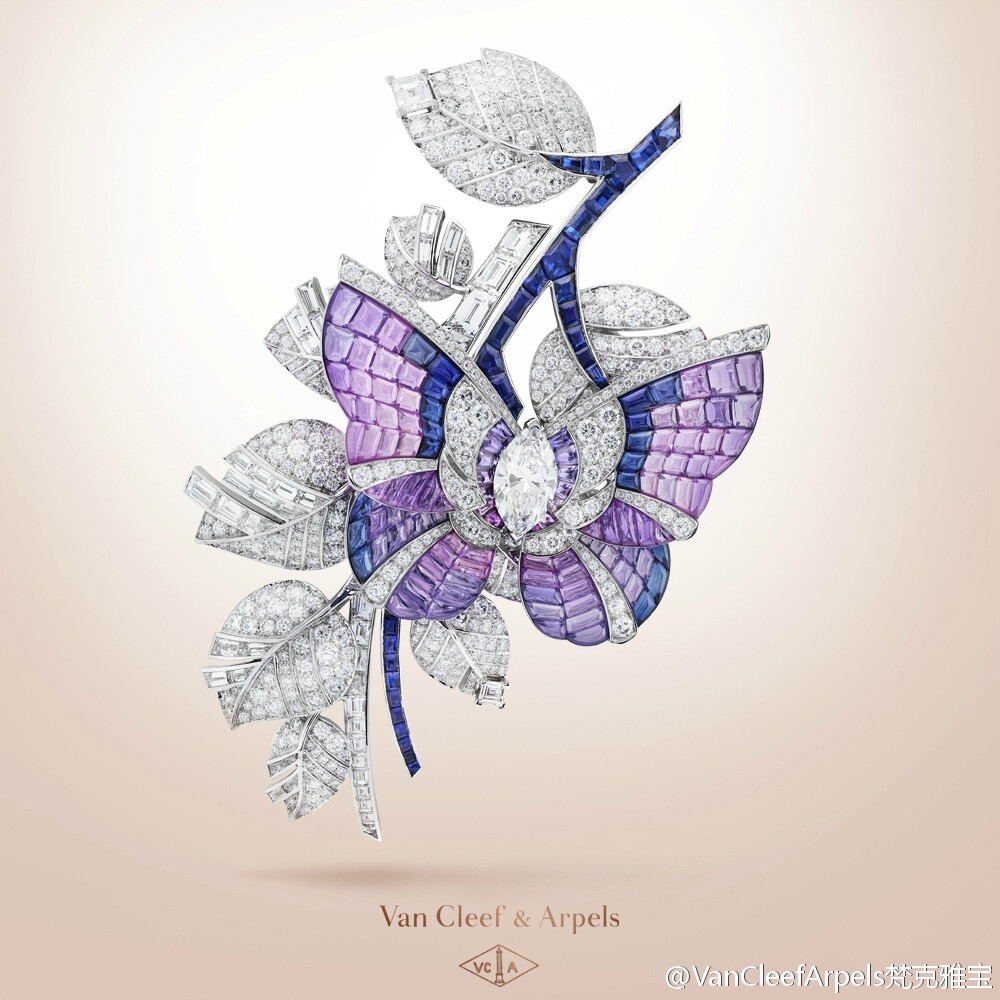 VanCleefArpels梵克雅宝 这枚于伦敦大师杰作展（Masterpiece London )上呈献的梵克雅宝Papillon Mystérieux 胸针，充分展现了世家巧夺天工的珠宝镶嵌造诣。蝶身镶有一颗马眼形切割钻石，蝶翅则以Vitrail Mystery Set隐秘式镶嵌工艺将镶嵌抓托完全隐匿，令颗颗粉色、淡紫色蓝宝石紧密相邻，在相互辉映中流淌出虹彩光芒。 ​​​​