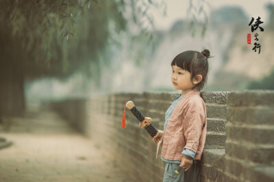 李梦鱼▲灵感来源于电影《大话西游》
乔老板最近在网上最火的照片是这组《侠客行》，小小年纪的乔老板在秋风古城头上，却流露出大漠狂沙的丝丝悲凉。
而这种恰到好处的情绪控制诀窍，是妈妈没有满足她吃巧克力的要求…