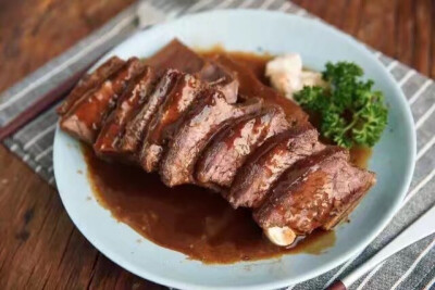 台塑牛排*
1、牛排正面去掉表面的油花，留下筋膜。牛排背面撕掉筋膜撕掉。在骨与骨之间划两刀。
2、 生姜，西芹，洋葱，红椒，中芹改刀成小块，混入大蒜粒，加入1750毫升水，放入料理机混合打碎。
3、生抽和广东…