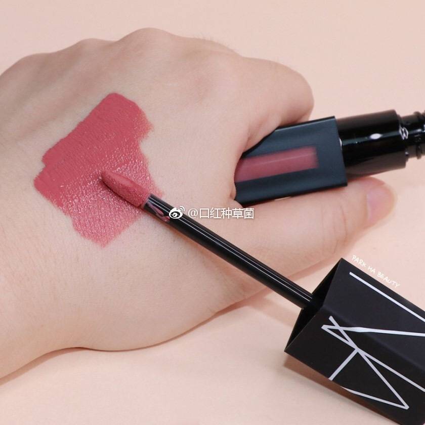 口红种草* NARS
2017 最新哑光液体口红“Powermatte Lip Pigment” 色号walk this way试色
@口红种草菌