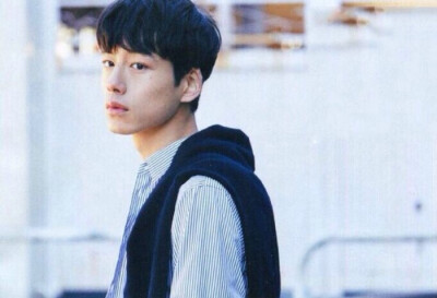 坂口健太郎
上传图片很辛苦，喜欢拿图请点赞哟，关注不定期更新！:)爱太郎❤