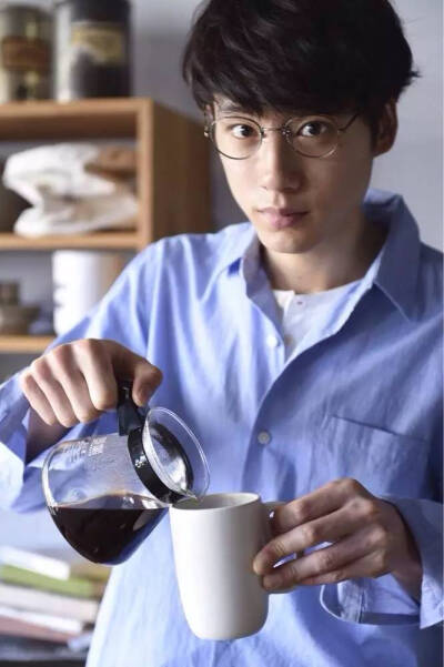 坂口健太郎
上传图片很辛苦，喜欢拿图请点赞哟，关注不定期更新！:)爱太郎❤