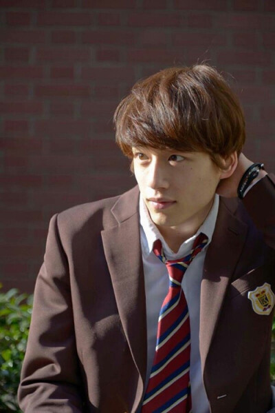 坂口健太郎
上传图片很辛苦，喜欢拿图请点赞哟，关注不定期更新！:)爱太郎❤