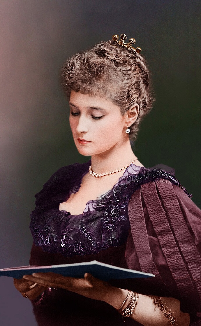 Empress Alexandra Feodorovna 俄国最后一位沙皇尼古拉斯二世的妻子，英国维多利亚女王的孙女 