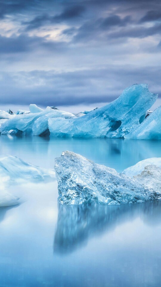 杰古沙龙湖
杰古沙龙冰河湖，冰岛语Jökulsárlón，是冰岛瓦特纳冰原东南部边缘入海口处形成的天然泻湖。瓦特纳冰川国家公园是冰岛最大、最知名的国家公园，布满了自然奇观，是冰岛自然最大的宝藏。而杰古沙龙冰河湖无疑是这个耀眼王冠上最璀璨的宝石。
杰古沙龙冰湖的美景神奇隽秀，而它对面的黑沙滩上搁浅着一颗颗闪烁着钻石般光芒的冰石，“钻石沙滩”这个美名实至名归。一波又一波的游客、风光摄影师，还有越来越多的好莱坞大片都为杰古沙龙的倩影而倾倒。
