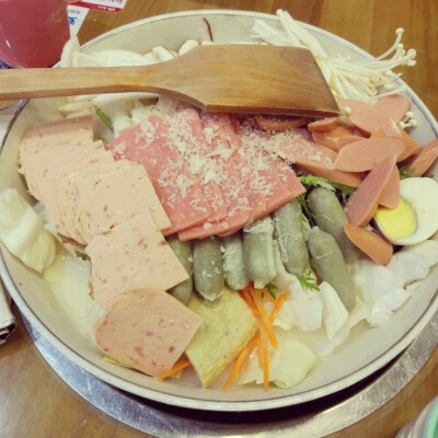 来福士底楼的韩国火锅(蔬菜味的年糕我也是醉了)